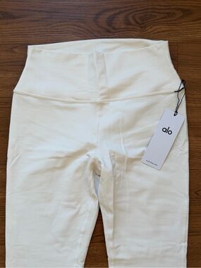 Alo Airbrush High Waisted 7/8 Bootcut Legging in Ivory